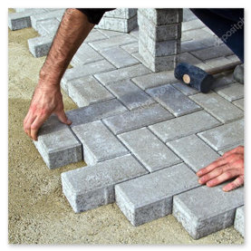 Einfahrt mit Betonsteinpflaster und Entwässerungsrinne