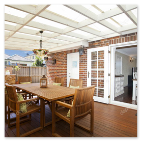 Terrasse aus Naturstein mit gleichmäßigen Fugen