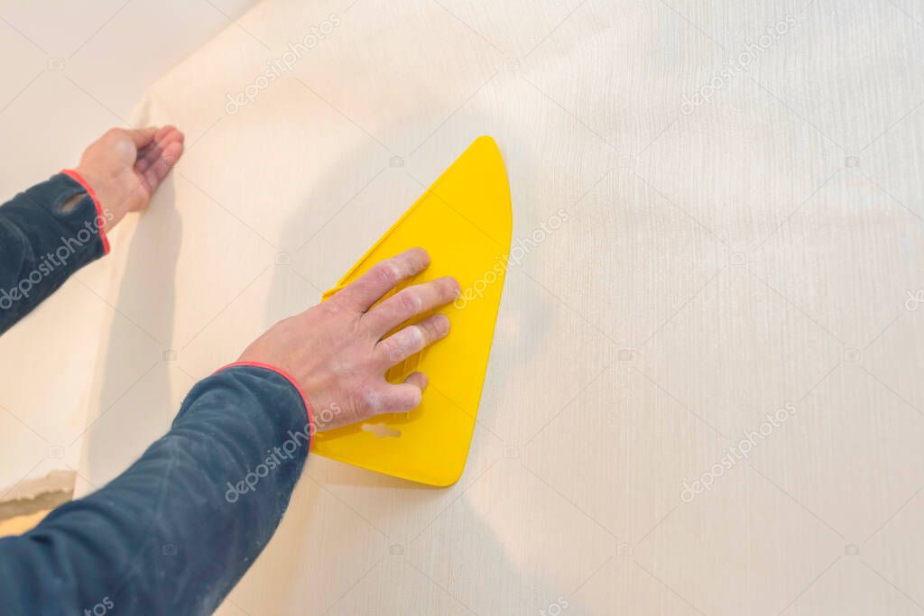 Tapezierarbeiten mit Vliestapete