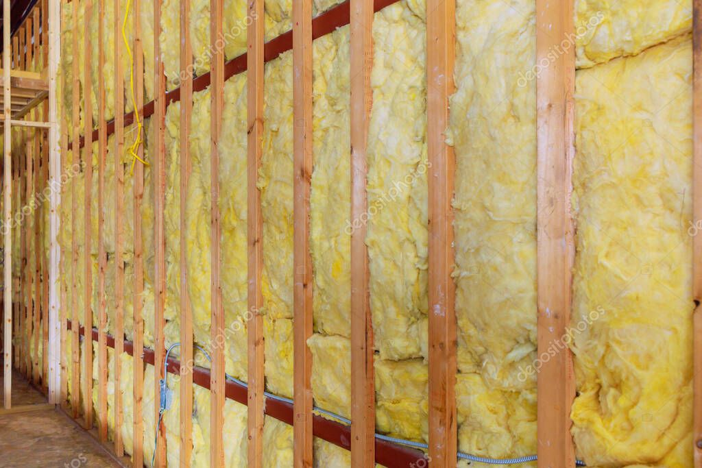 Einbau von Dämmung in Ständerwerk